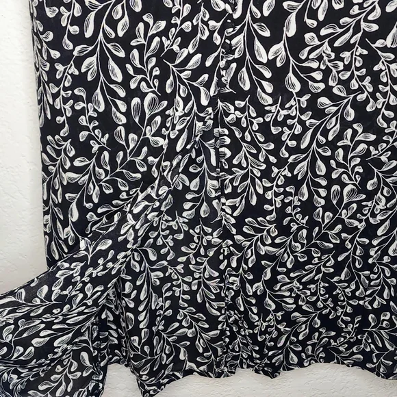 J. Jill Black and White Midi Skirt, A Line Sz XS Floral w Elastic Waist and Slit - Picture 6 of 13